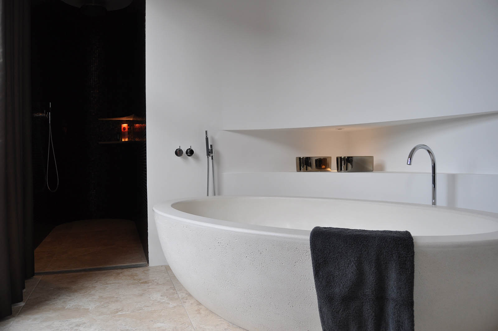 White villa bathroom, Heiloo • Jeroen de Nijs architect • interior 