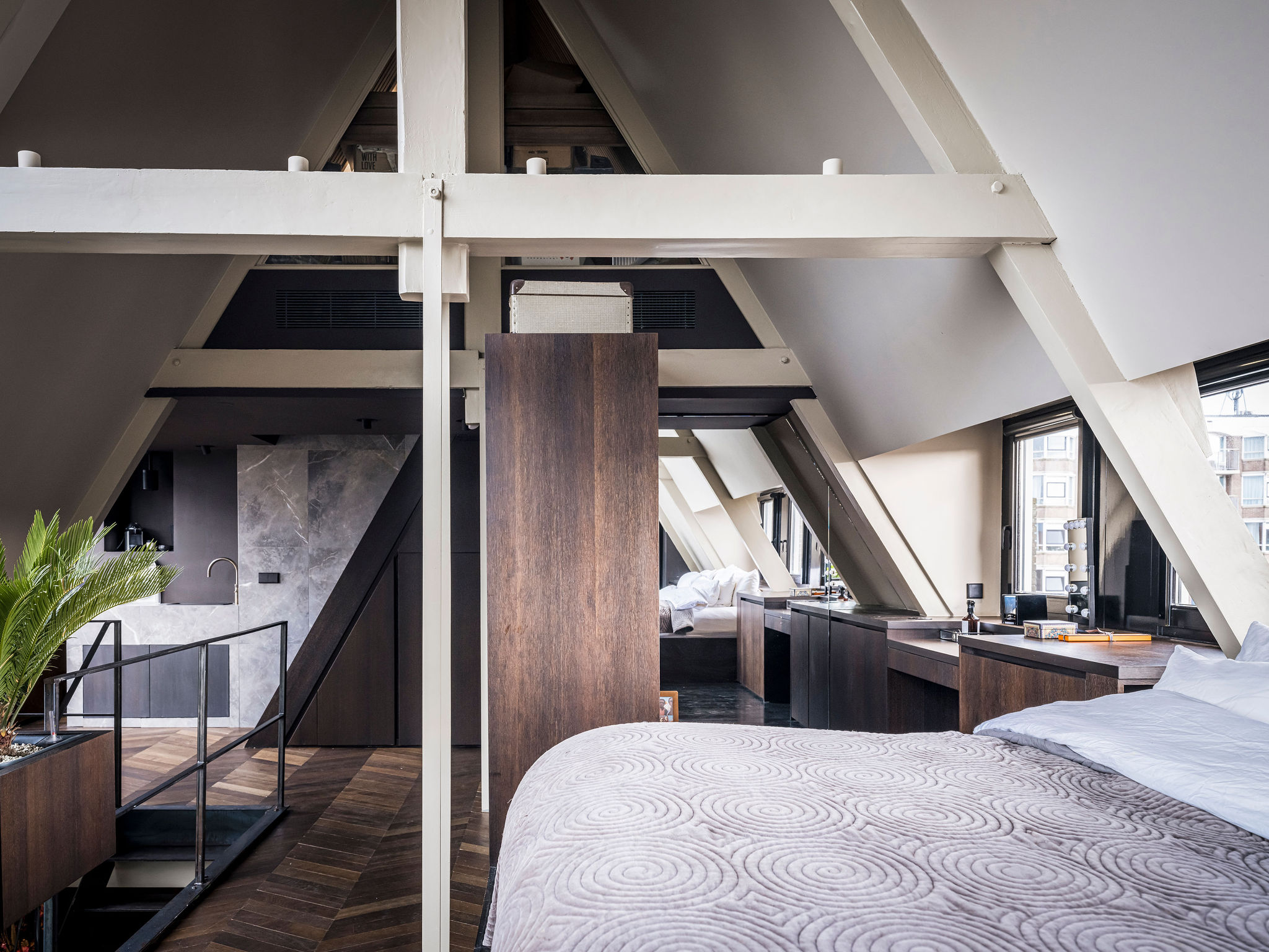 jeroen-de-nijs-2024-gentlemans-club-loft-amsterdam-bedroom-1