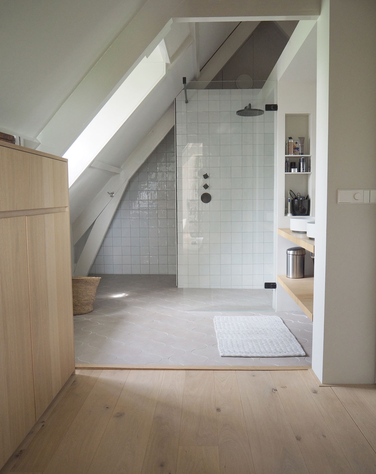 shower_washbasin_dressroom_view_jeroendenijs